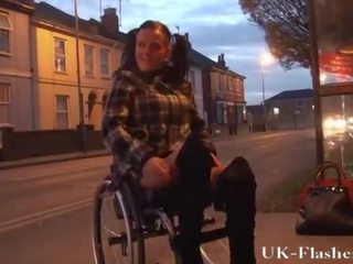 Leah capricho piscando cona em público a partir de dela wheelchair com handicapped engli