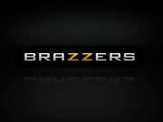 Brazzers - тя е ще келеш - sneaking в на squirters двор сцена starring casey calvert и dan
